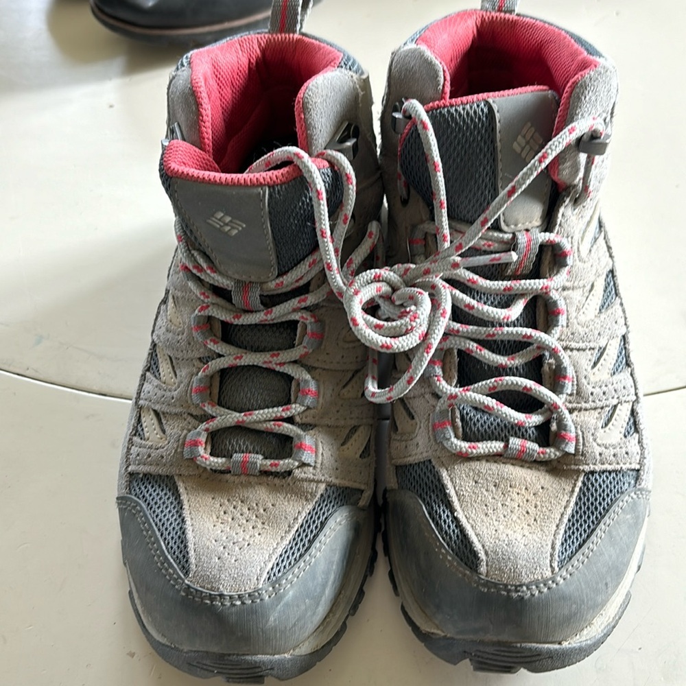 🌸Columbia Pink and Gray Lace Up Boots for Outdoor Adventures